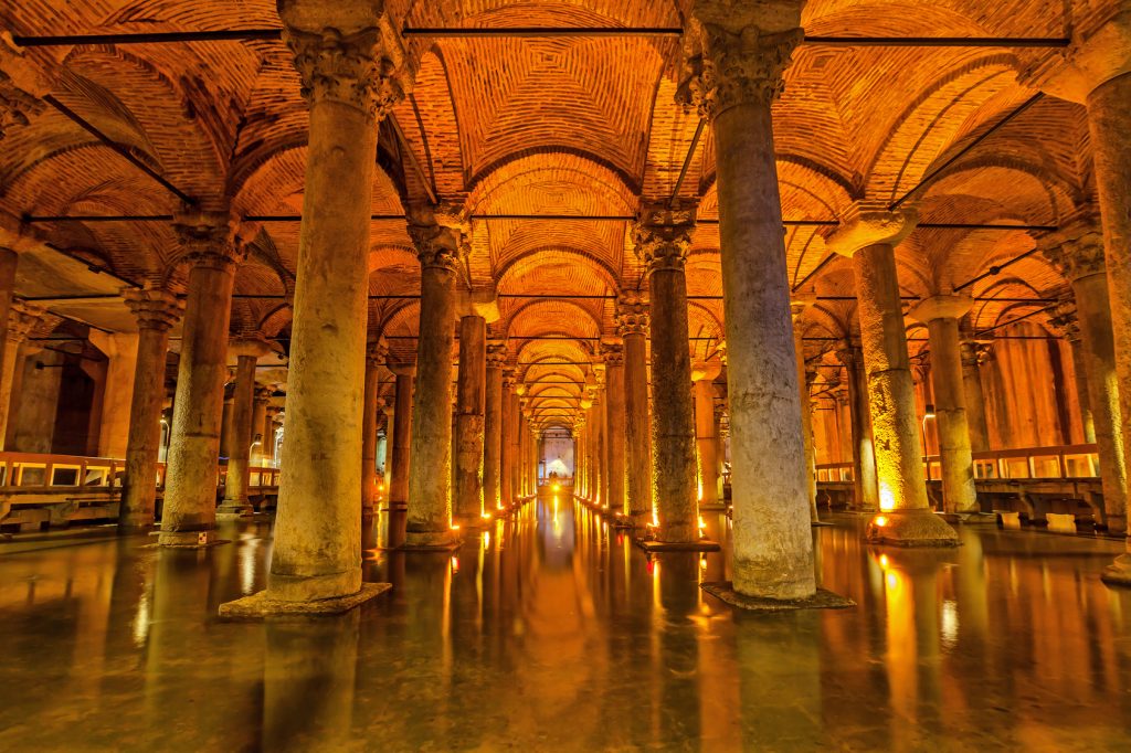 Yerebatan Sarnıcı, Sultanahmet : The Basilica Cistern - underground water reservoir build by Emperor Justinianus in 6th century, Istanbul, Turkey
