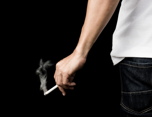 Öykü: Büyük Bir Küllük Almak Çok Sigara İçtiğimi Gösterir mi? | Yazan: Hakan Özbek