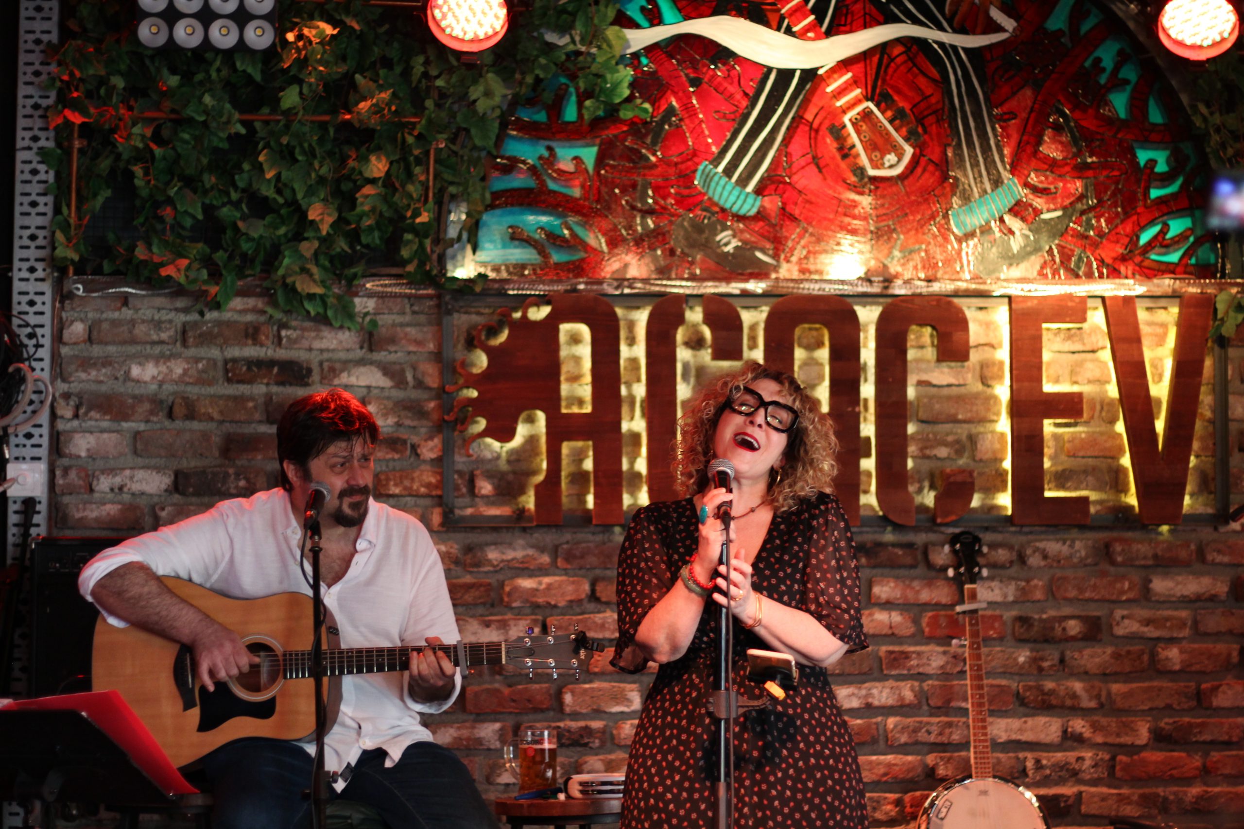 Özgür Seyhan ve Tracey Doherty, Ağaç Ev'de