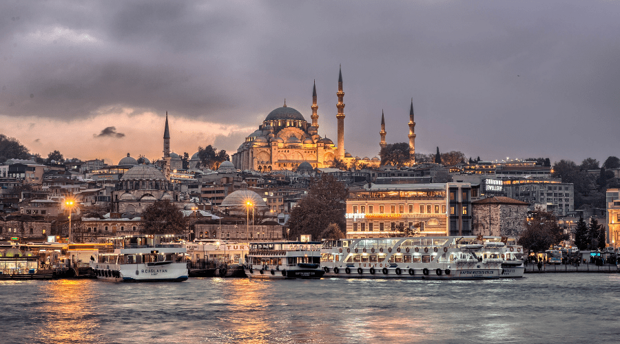 Şiir: İstanbul’da Onca Yıl | Yazan: Mehmet Gökcük